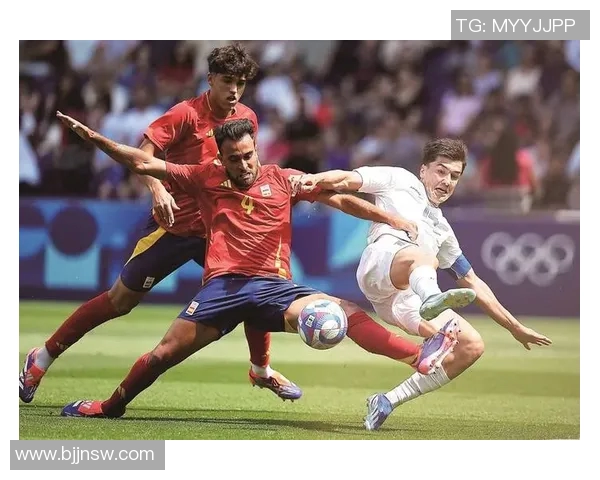 巴黎足球明星高清照片展现球场魅力与风采的精彩瞬间